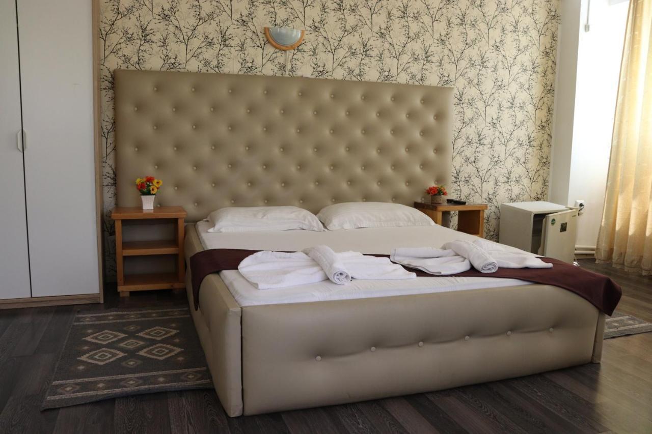 Hotel Funnytime Бухарест Экстерьер фото