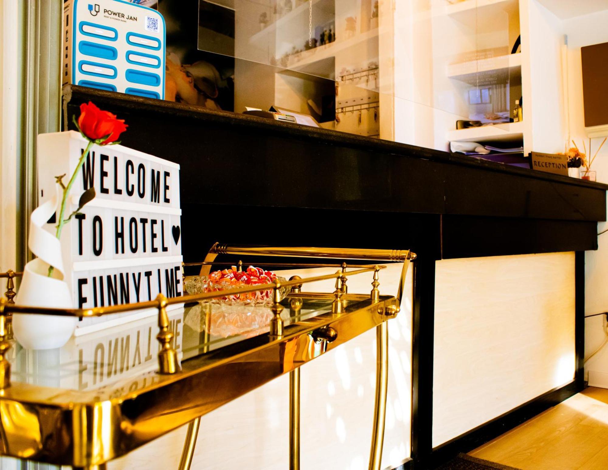 Hotel Funnytime Бухарест Экстерьер фото