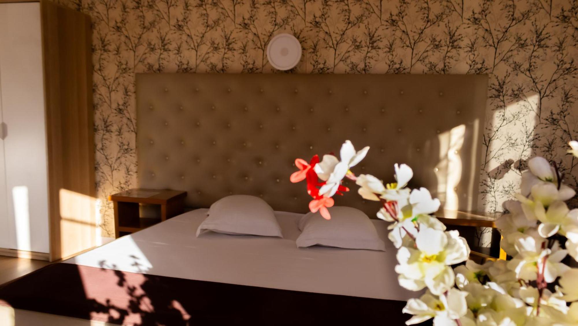 Hotel Funnytime Бухарест Экстерьер фото