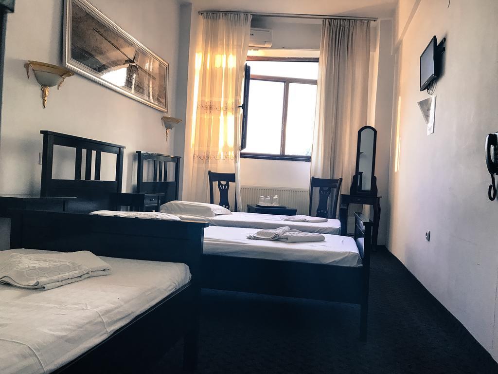 Hotel Funnytime Бухарест Экстерьер фото